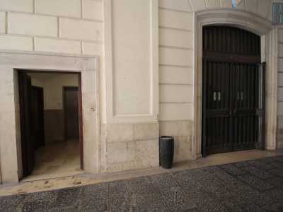 Il vestibolo sfocia in un cortile, ma noi ci fermiamo all�altezza di una porticina a destra che ci introduce a una scalinata di marmo